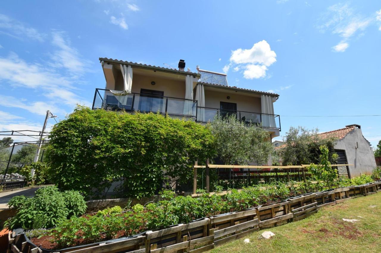 Apartments Aki Малинска Экстерьер фото
