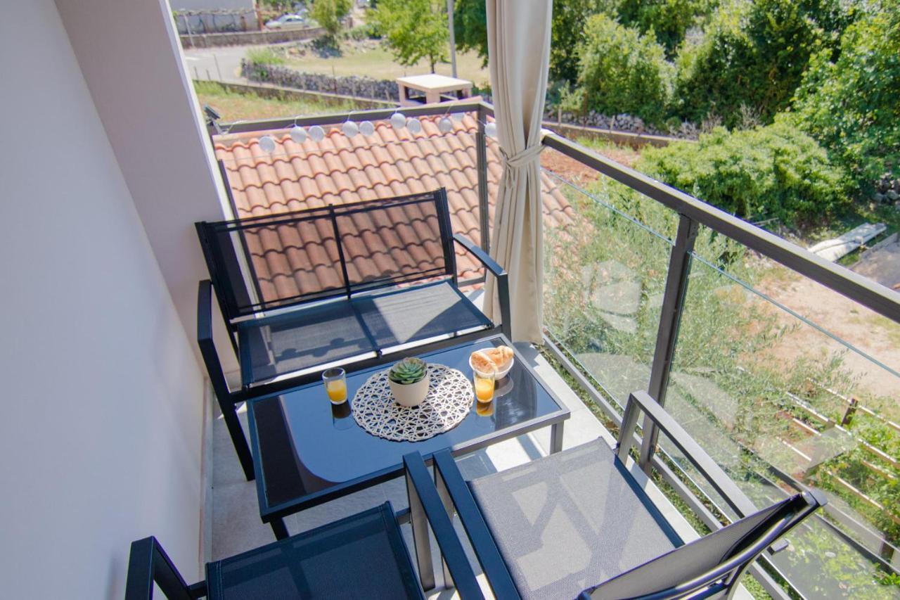 Apartments Aki Малинска Экстерьер фото