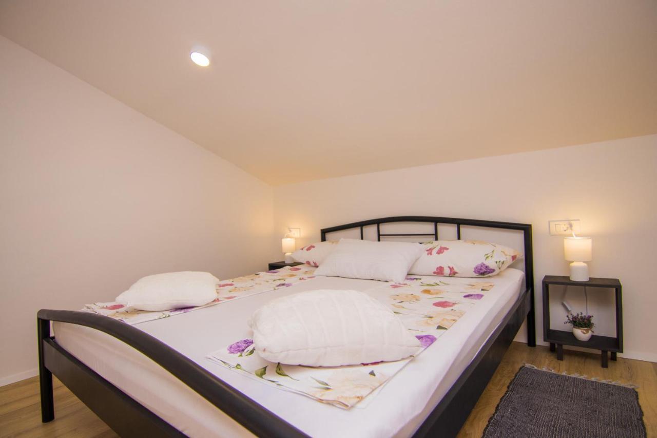 Apartments Aki Малинска Экстерьер фото